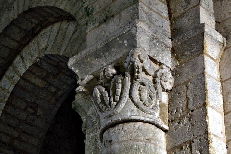 Croisée du transept, pile nord-ouest, face ouest : feuilles grasses, volutes et crossettes.