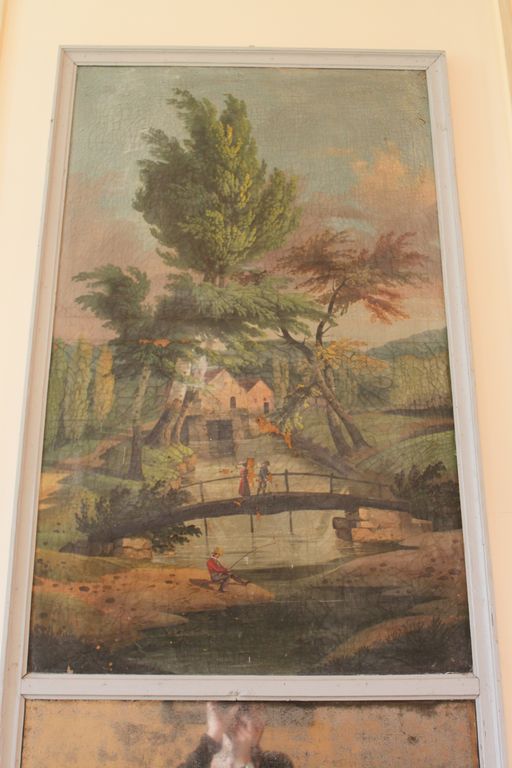 Château : cheminée du salon, détail de la toile peinte.