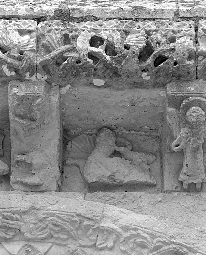 Élévation sud, troisième travée, corniche à modillons et métopes ornés au-dessus du portail, métope 4 : quadrupède.