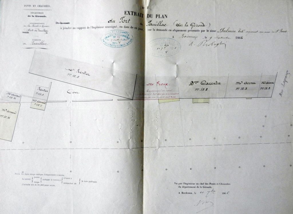Extrait du plan du port de Pauillac, à joindre au rapport de l'ingénieur soussigné en date de ce jour sur la demande en alignement présentée par le sieur Lamire, entrepreneur agissant au nom du sieur Roux : emplacement sur lequel le sieur Lamire entrepreneur demande à reconstruire une maison pour le compte du sieur Roux. Papier, encre, lavis, par l'Ingénieur ordinaire, Robaglia, 9 septembre 1866.