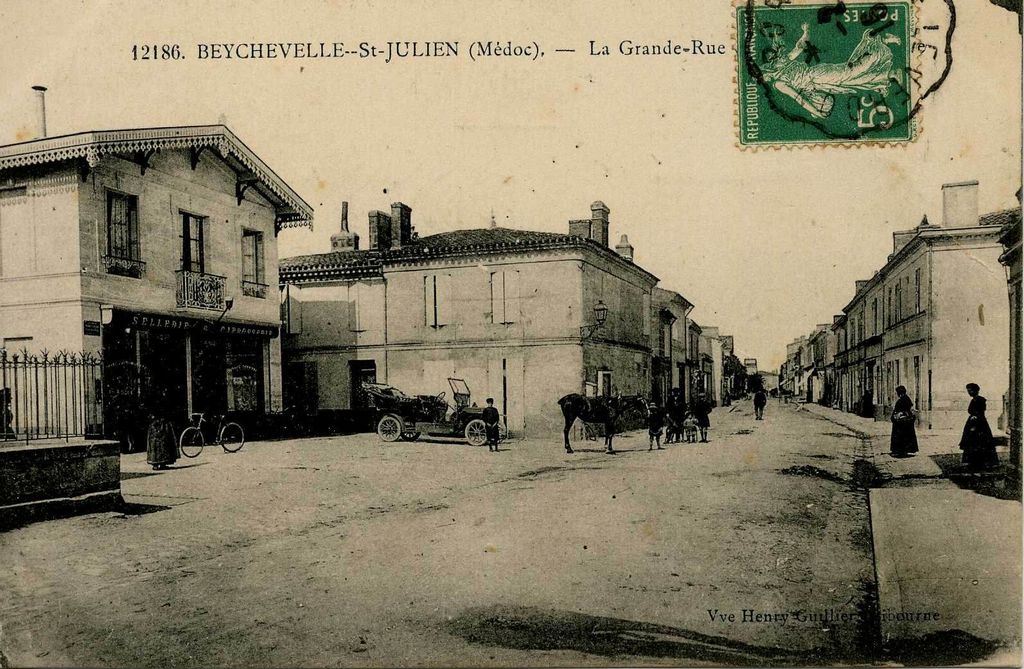 Carte postale (collection particulière) : Beychevelle St Julien, La Grande-Rue, début 20e siècle.