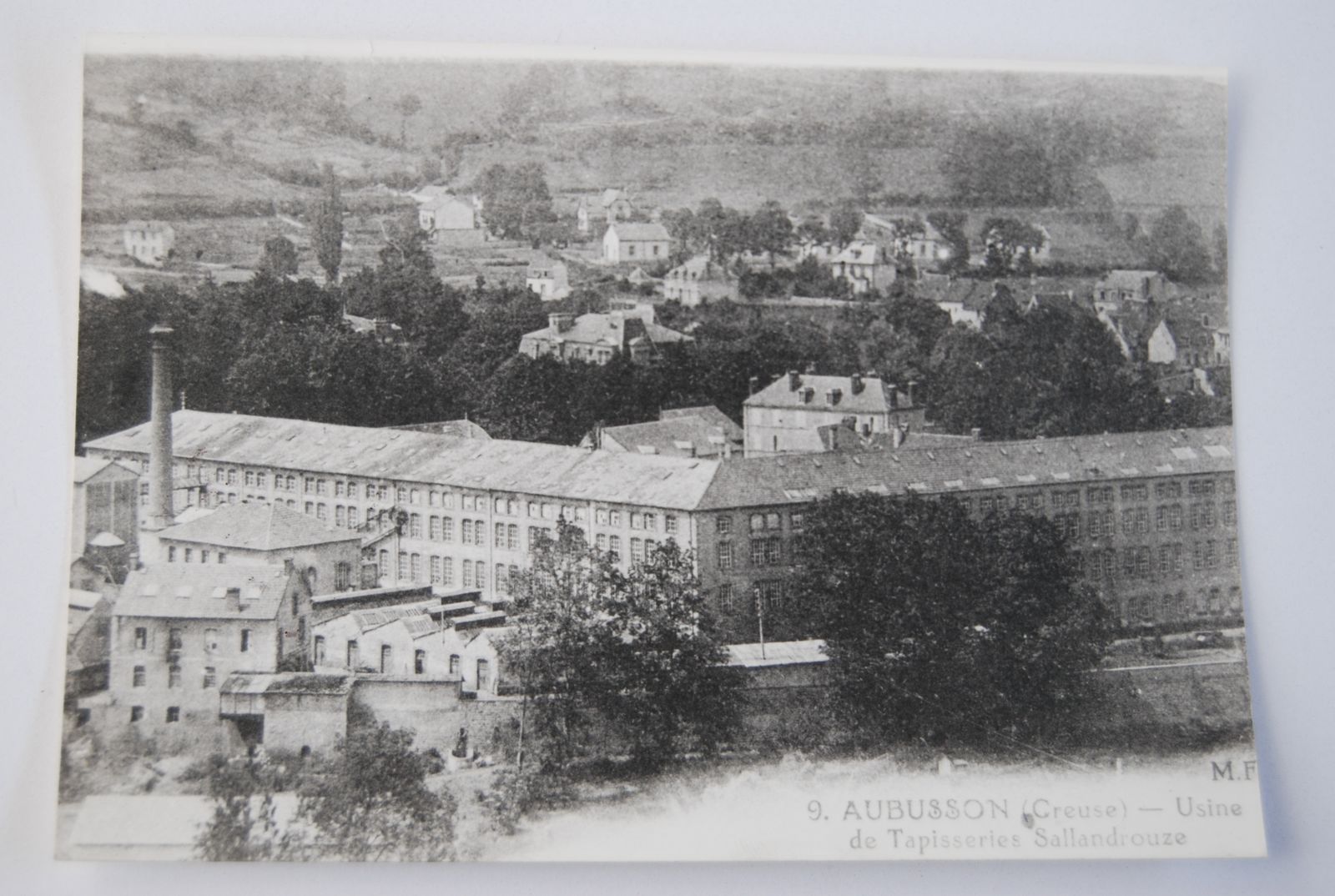 Carte postale de la manufacture Sallandrouze, au début du 20e siècle (AD 23), vue depuis l'autre côté de la Creuse, avec ses deux ailes symétriques rythmées par des baies cintrées