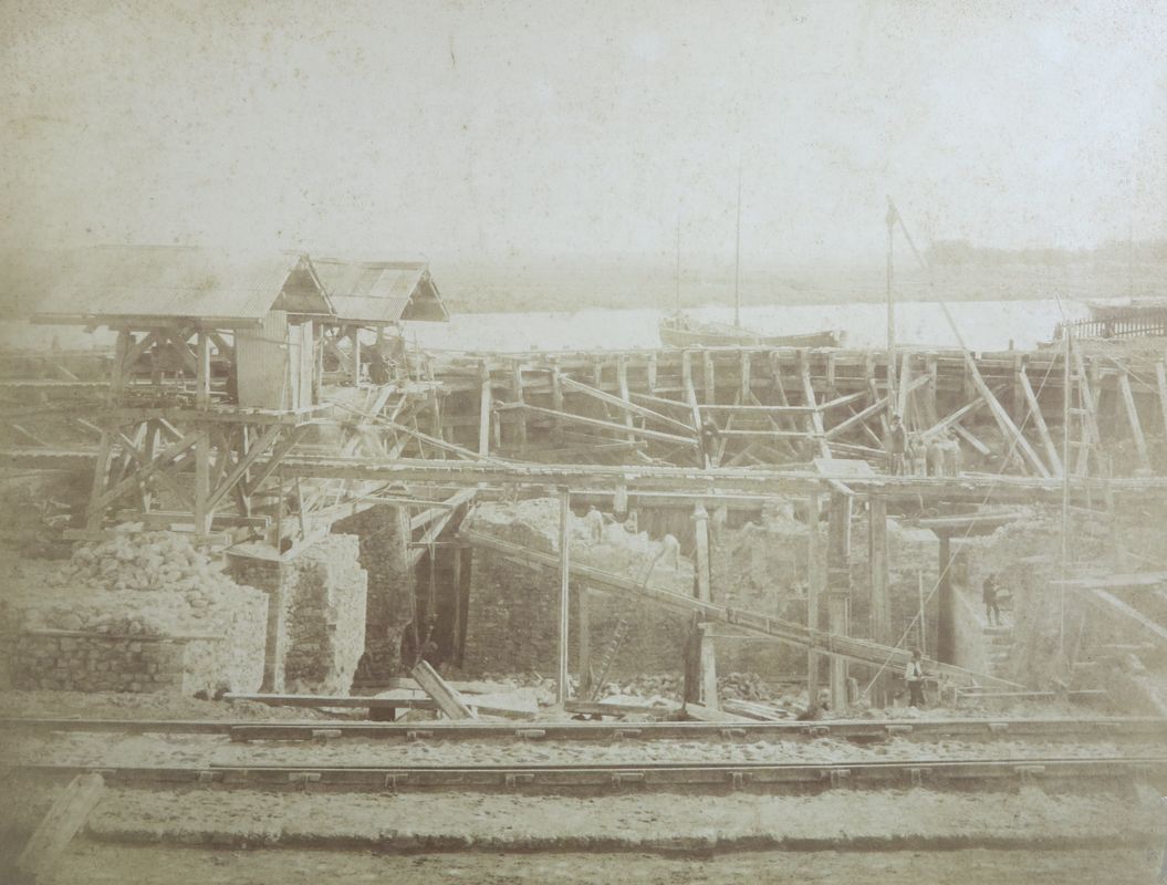 Construction du bassin : vue amont de l'écluse, en 1885.
