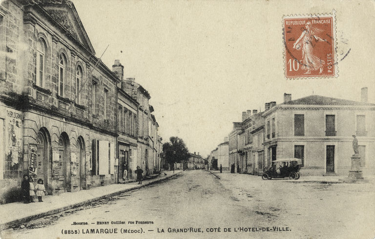 Carte postale (collection particulière), 1ère moitié 20e siècle : La Grand'rue, côté de l'Hôtel-de-Ville.