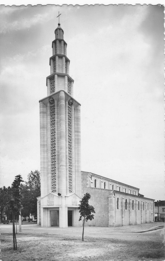 Photographie (collection particulière) : clocher reconstruit et façade sud, 3e quart 20e siècle.