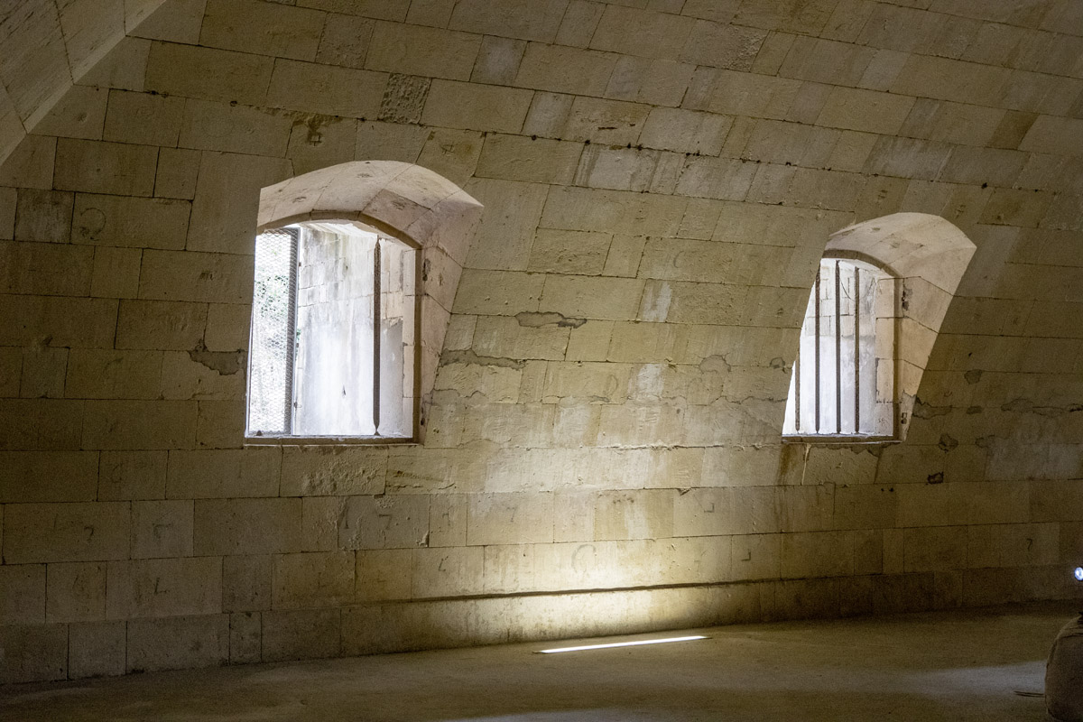 Fenêtre dans la salle principale du bastion sud.