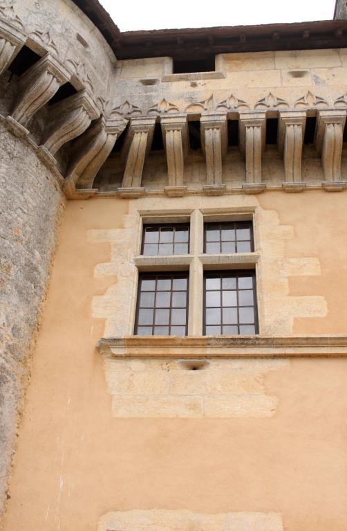 Grand corps de logis, aile orientale, élévation sur la terrasse (est) : détail d'une fenêtre au premier étage et du chemin de ronde.