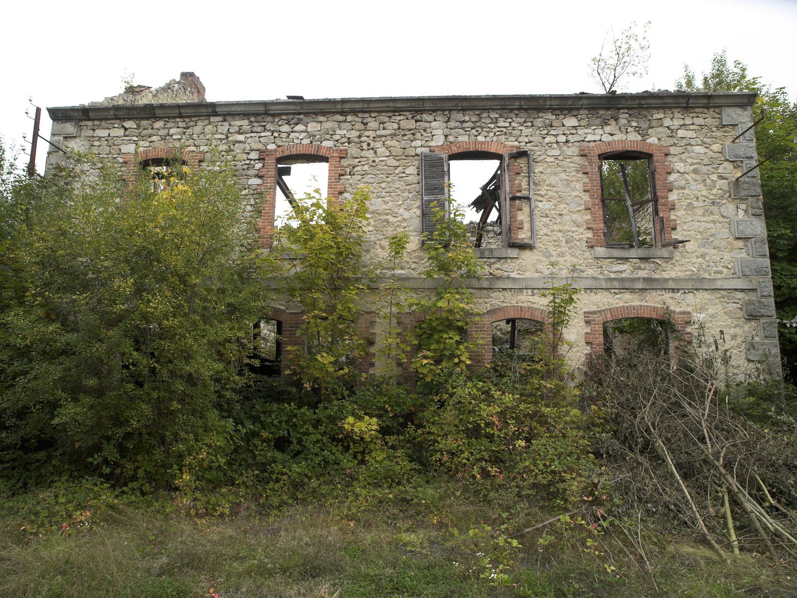 A l'est du site, l'ancien bâtiment des ateliers d'entretien, sinistré par un incendie en 1992.