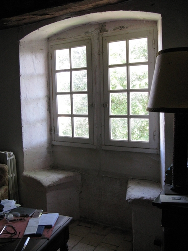 Etage, fenêtre à double coussiège de la pièce sud-est.