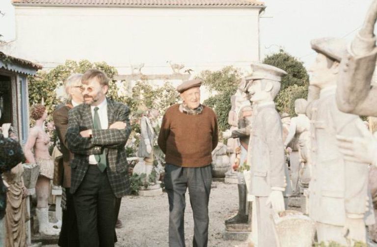 Gabriel Albert photographié devant sa maison en 1991.
