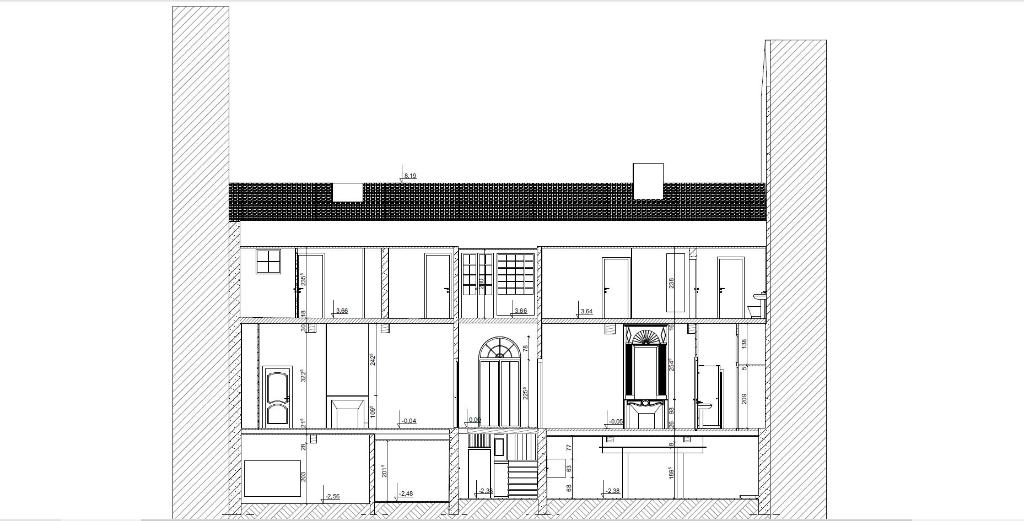 Coupe longitudinale sur la maison selon l'axe CC' (relevé Triode Architectes, 2021).