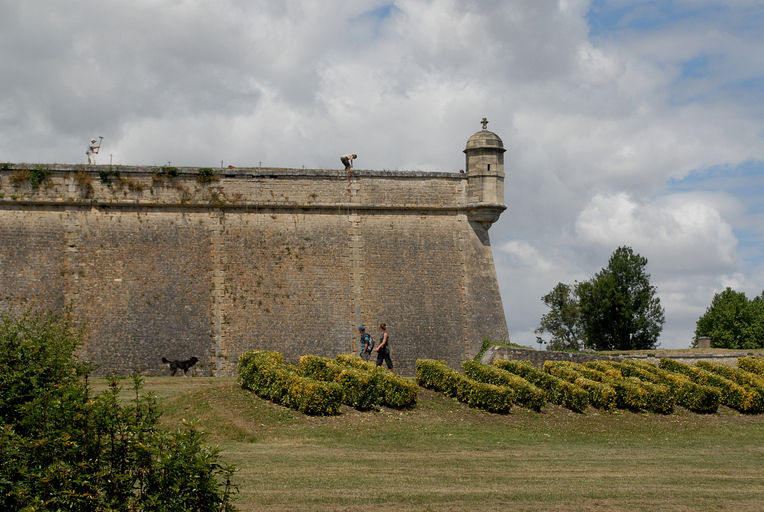 Vue du flanc sud du bastion Saint-Romain depuis la ville.