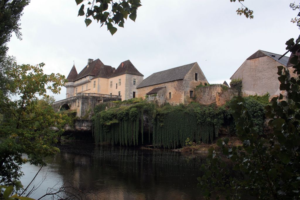 Vue générale du château au nord-est depuis la rive gauche de la Vézère : au centre, le bâtiment dit 