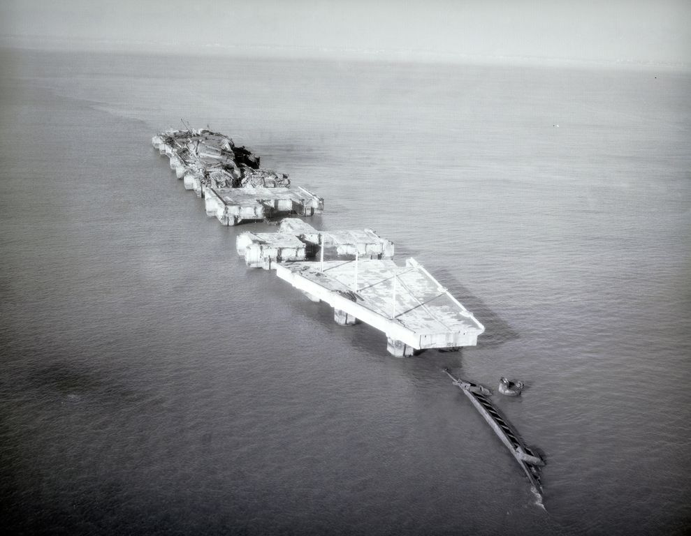 Vue aérienne, 18 mai 1963 : môle d'escale, état d'abandon avant les travaux.