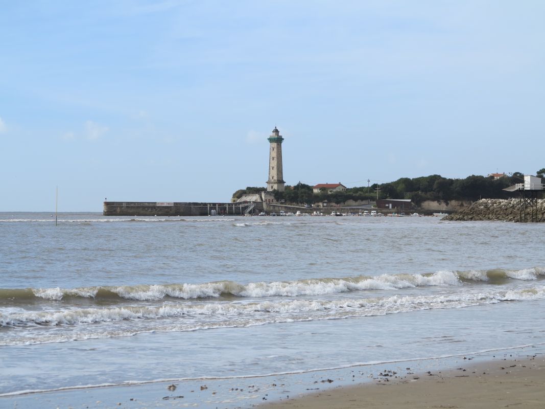 Le port et le phare de Vallières vus depuis la plage.
