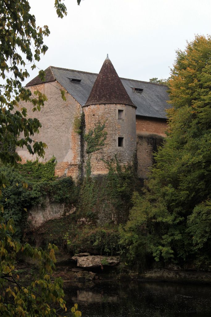 Vue de la tour nord-est, flanquant la grange-étable du château.