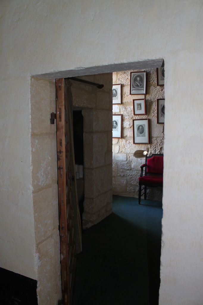Porte d'un ancien cabinet ouvrant sur une garde-robe munie d'une latrine au deuxième étage du pavillon nord-est.