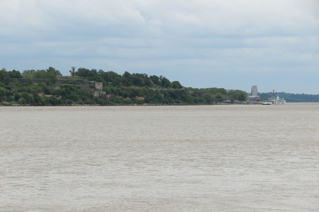 Vue vers la citadelle et le port depuis l'estuaire au nord-ouest.