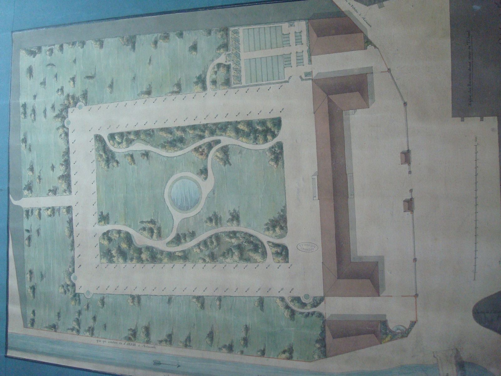 Plan masse d'un bâtiment non identifié avec deux ailes, cour et jardin anglais, peut-être un premier projet pour la manufacture de tapis Sallandrouze (Archives Nationales, fin 18e siècle)