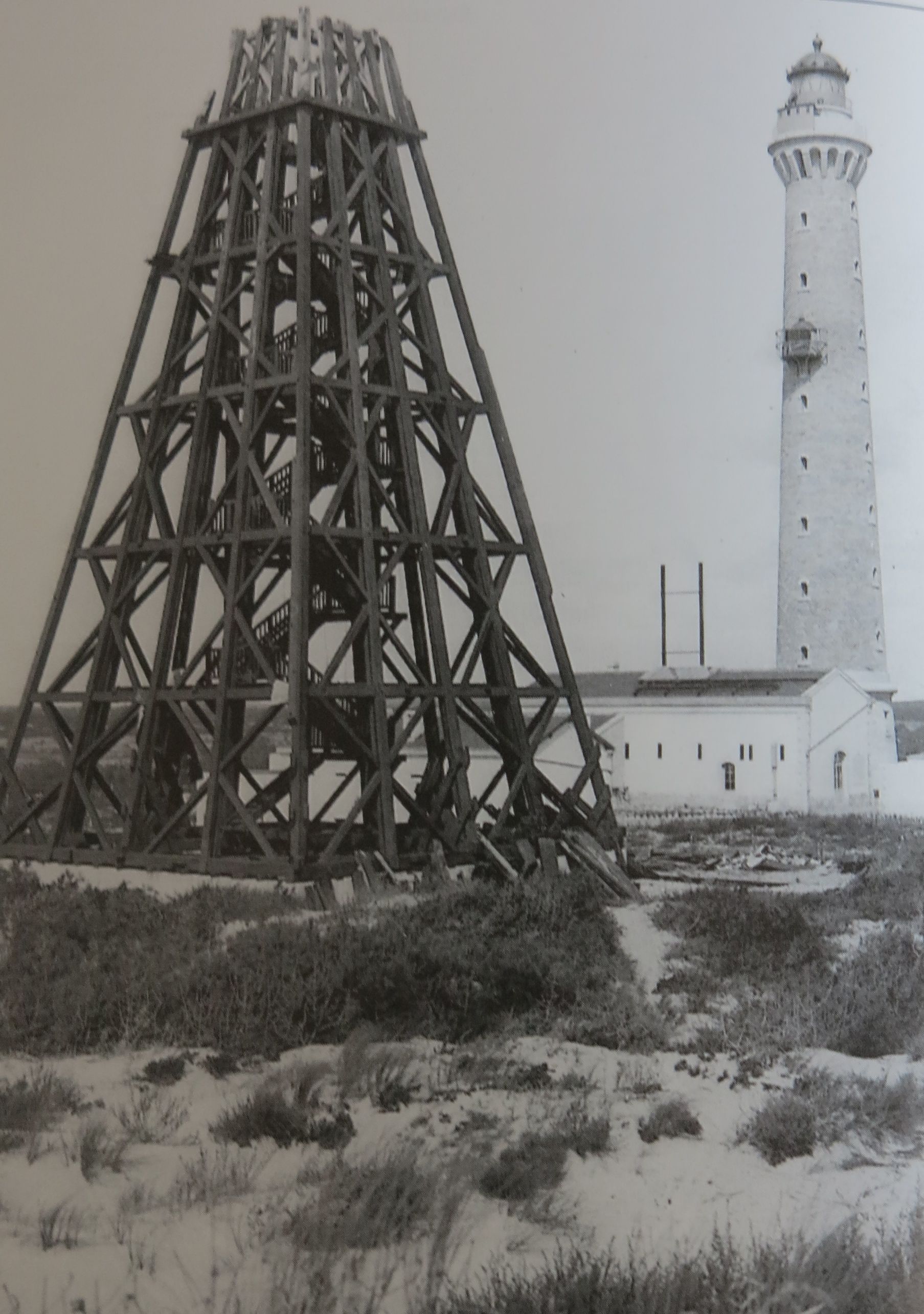 La tour en bois de 1860 au moment de sa démolition en 1897, à côté du phare de 1895.