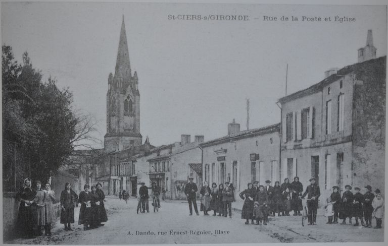 La rue de la Poste et de l'église. Carte postale, début du 20e siècle.