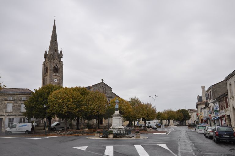 Le bourg : église et monument aux morts.
