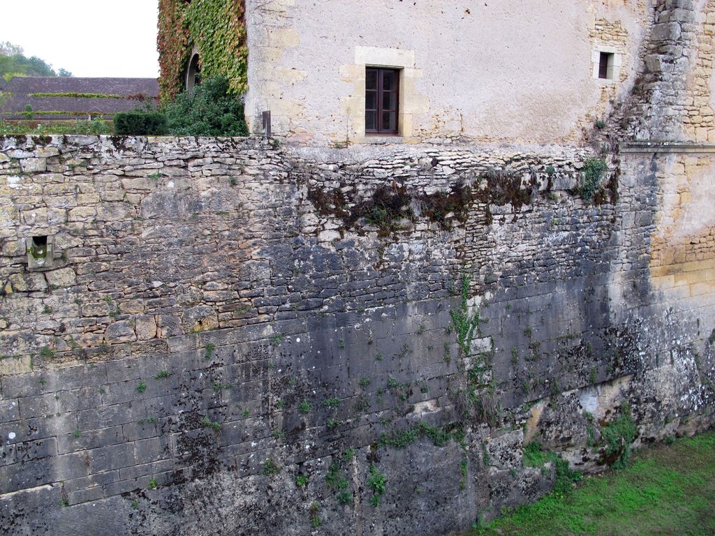 Détail du mur d'escarpe sud, en dessous du bâtiment XIXe à sa jonction avec le grand corps de logis : reprises de maçonnerie.