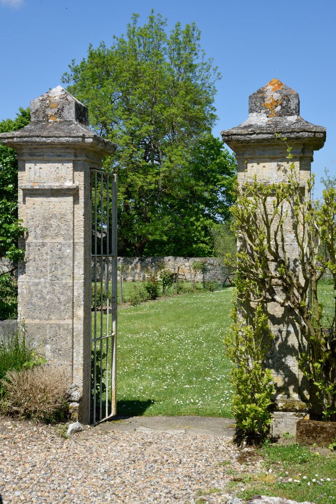 Jardin : piliers et portail (sud).