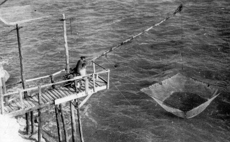 Pêche au carrelet vers 1950.
