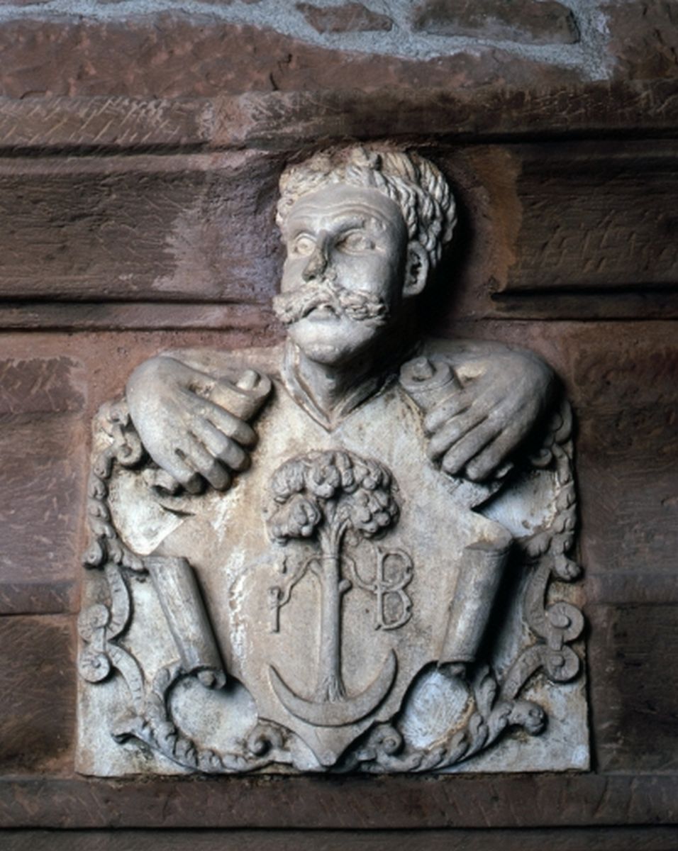 Détail de la clef sculptée de la cheminée représentant le buste d'un homme et les armoiries de la famille de Benges.