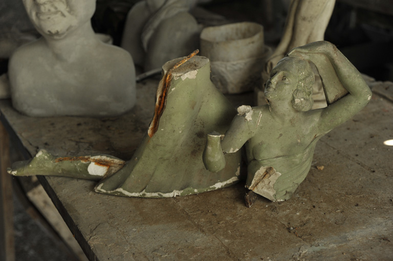 Statue en plâtre armé conservée dans l'atelier.