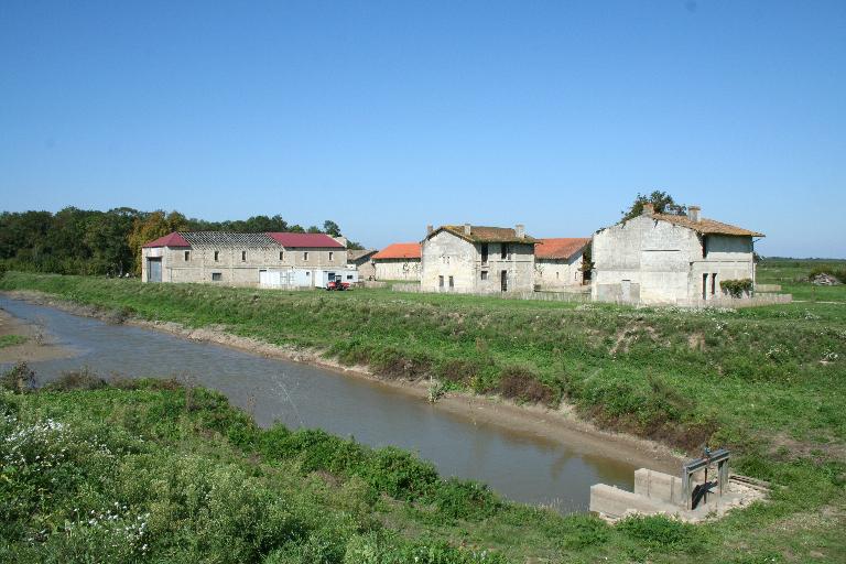 Vue d'ensemble du village depuis la digue au sud-est, état en 2008.