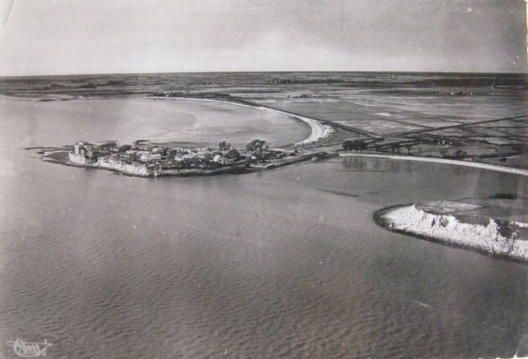 Vue aérienne de Talmont et des marais depuis le sud-est vers 1950.