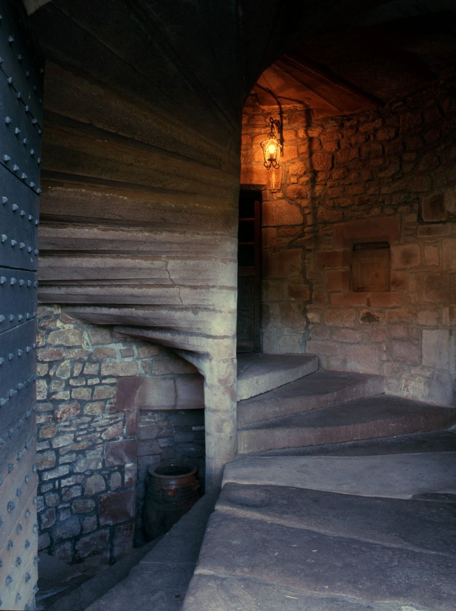 Escalier en vis tournant à gauche avec marches délardées portant noyau.