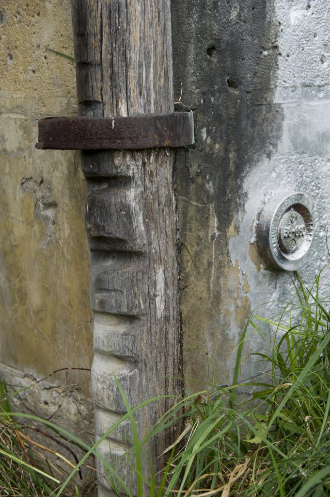 Pont routier de Durou : détail de la culée de la rive droite, poteau de protection.