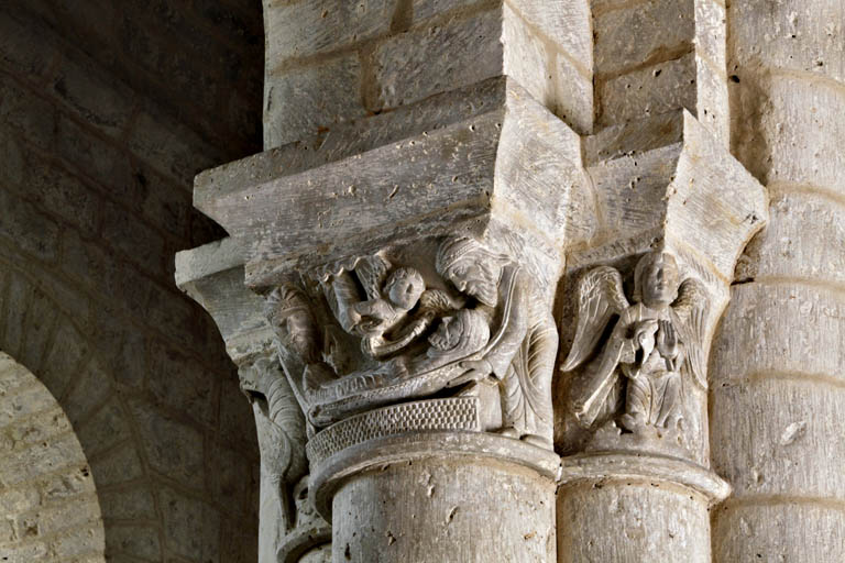 Nef, côté nord, troisième pile, face ouest : Mise au tombeau et détail de l'ange tenant un philactère à droite. 
