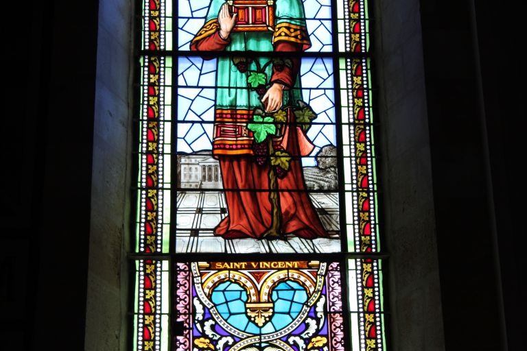 Bas-côté sud : vitrail représentant saint Vincent, avec représentation du château Margaux en arrière-plan.
