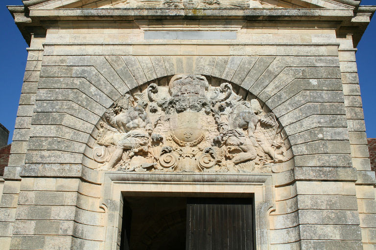 Façade ouest : tympan du portail.