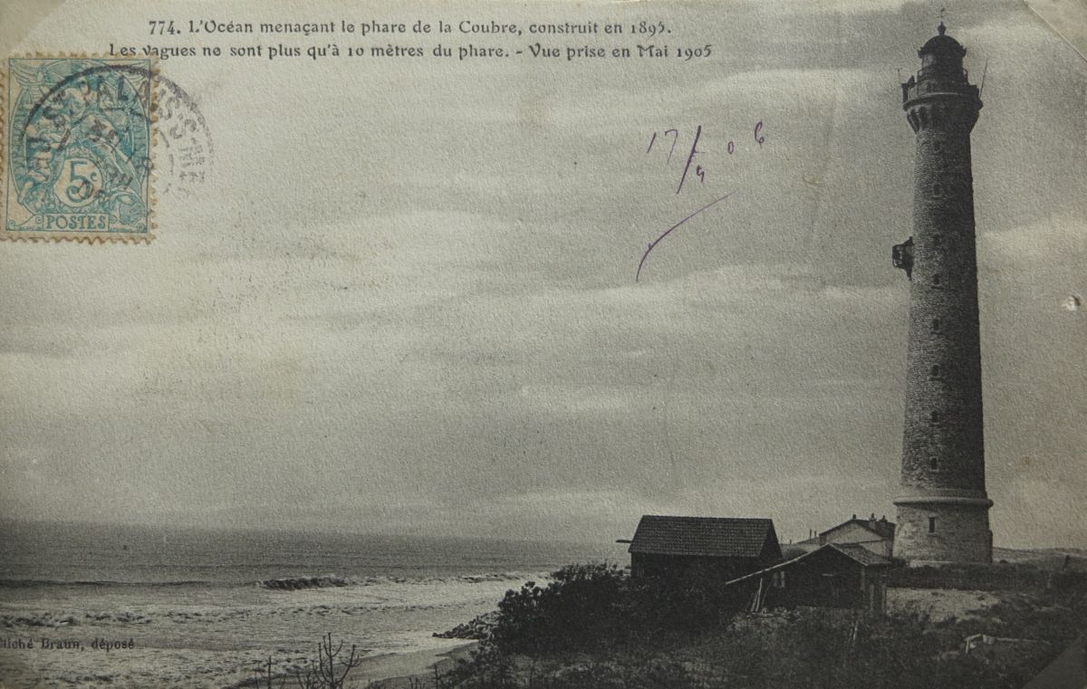 Mai 1905 : les vagues ne sont plus qu'à quelques mètres du phare de 1895.