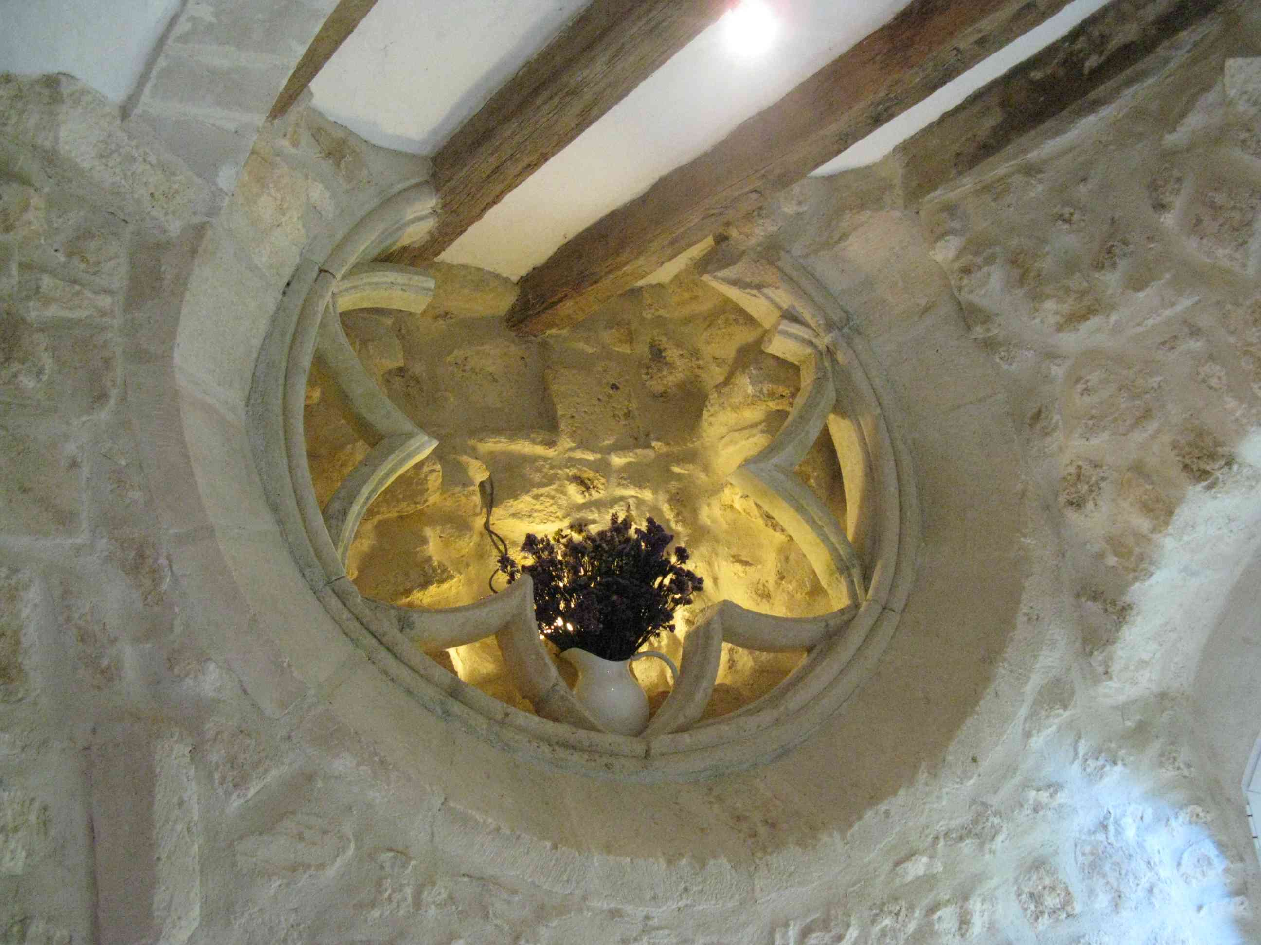 Logement du chambrier, rez-de-chaussée, angle nord-est, vestiges d'un oculus.
