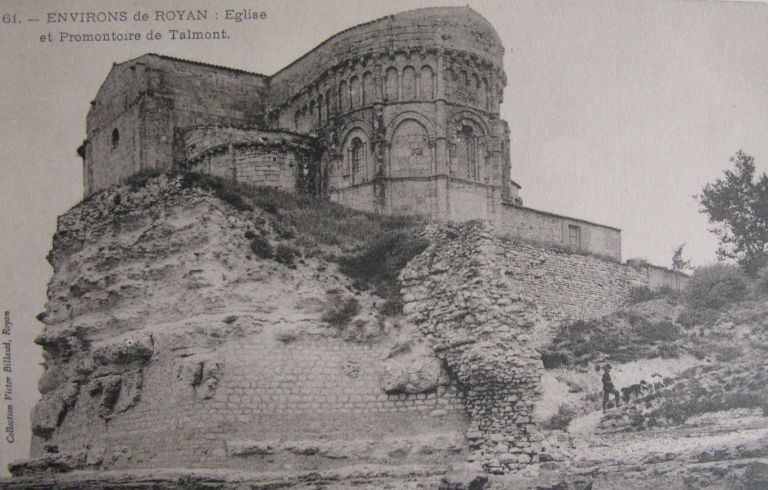 Les vestiges de la fausse porte du Médoc au pied de l'église, carte postale vers 1900.