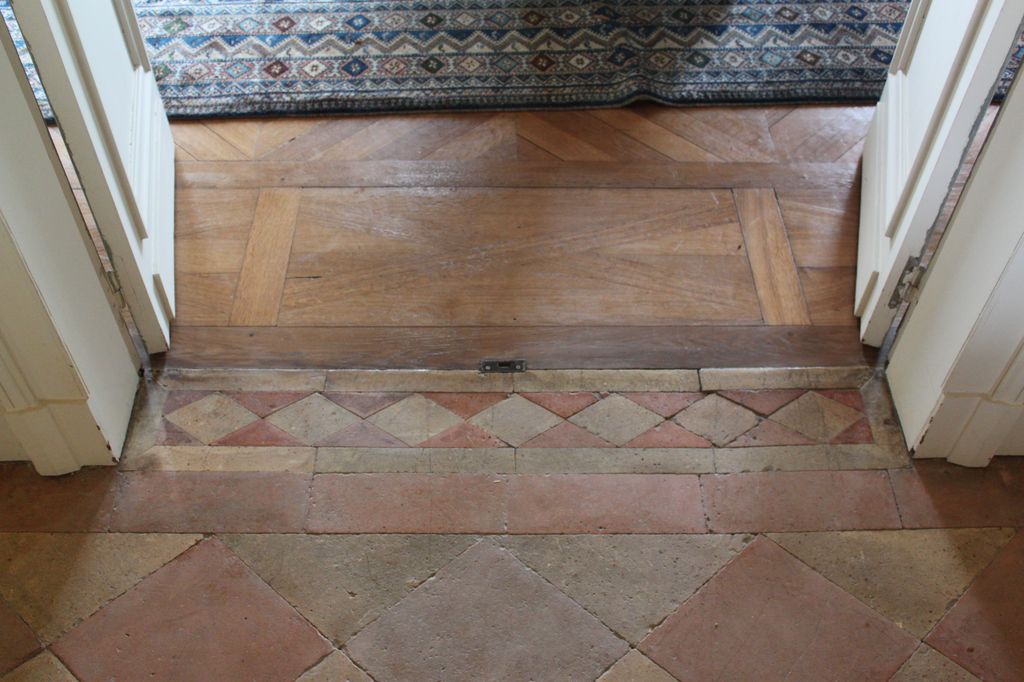 Sols du couloir (terre cuite) et du petit salon (parquet).