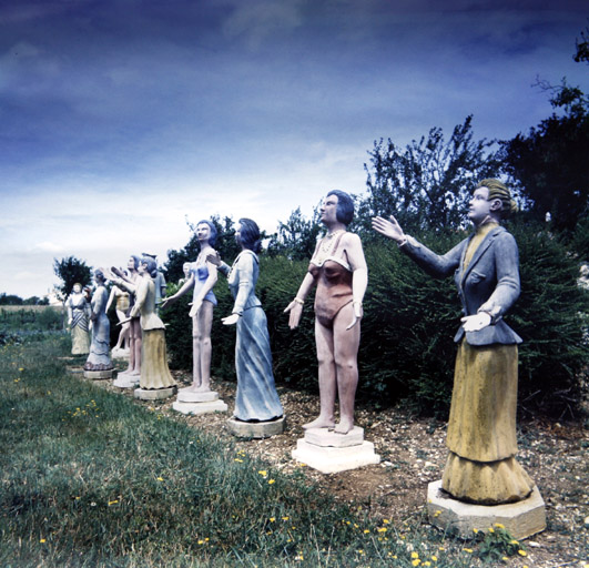 Statues, situées dans la partie gauche du jardin, photographiées dans les années 1990.