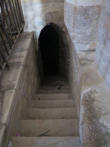 La descente d'escalier vers la crypte côté nord.