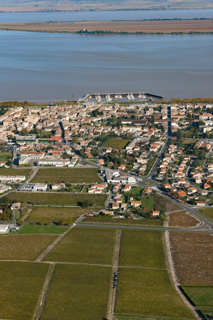 Vue aérienne : port de plaisance et l'île de Patiras à l'arrière-plan.