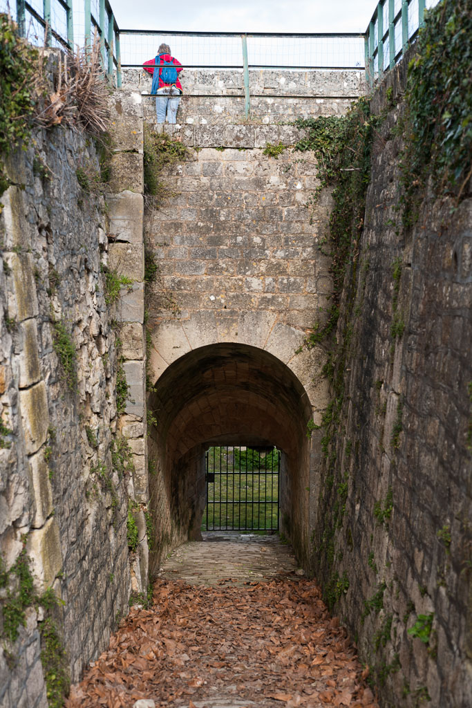 Passage entre la basse-cour du château et le chemin de ronde entre les bastions du château et des Cônes.