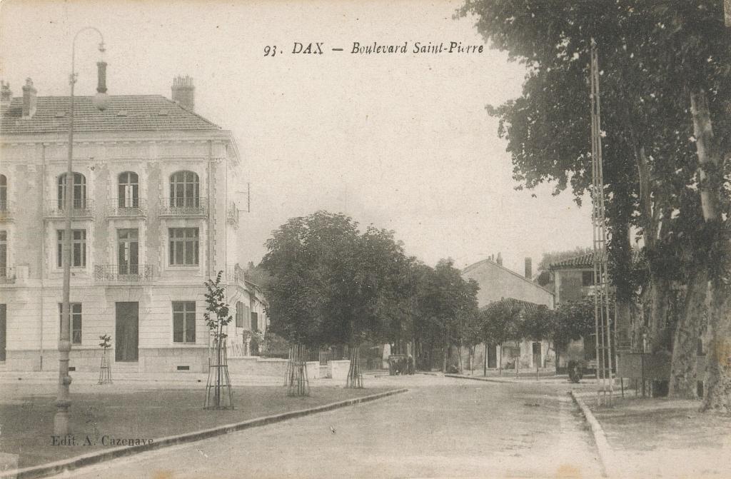 Carte postale du boulevard Saint-Pierre où l'on voir l'immeuble Biraben, à gauche. A. Cazenave, éditeur.