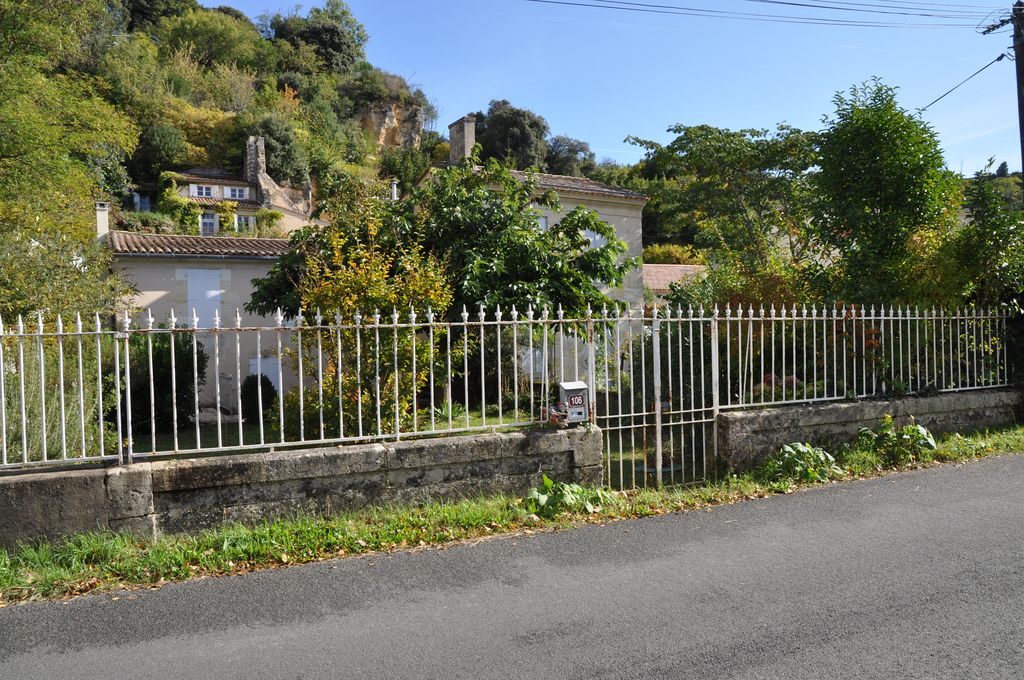 Jardin, muret et grille de clôture (106 route de la Corniche).