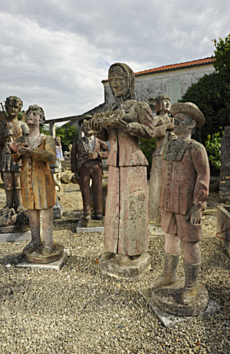 Statues situées à la sortie du jardin.
