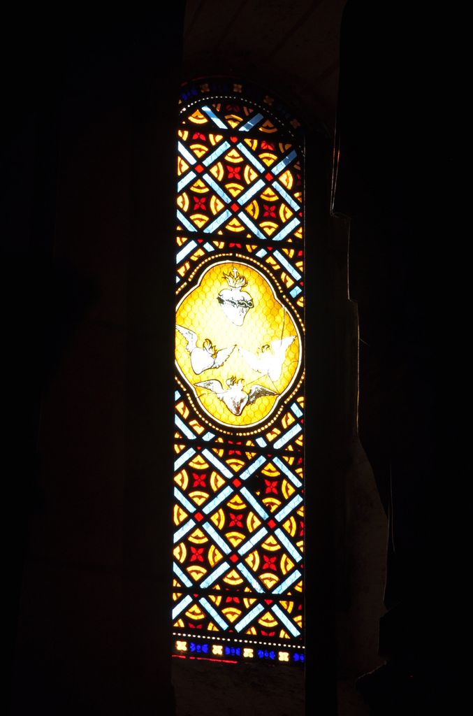 Transept sud : autel dédié à Jésus, détail, vitrail.